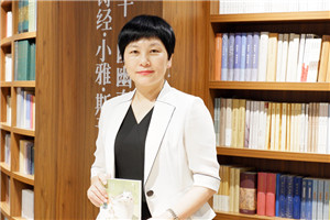 童話：獲獎(jiǎng)作品《南村傳奇》作者：湯素蘭         獲獎(jiǎng)感言　　這部作品由四個(gè)看似獨(dú)立，實(shí)則緊密相聯(lián)的故事組成。這四個(gè)故事分別是“舍身石”“少年與蟒蛇”“狐貍女婿”“丁婆婆”。這些故事是逐漸來到我的腦子里的。一些微小的種子，在多年前無意之間種下，多年以后，變成了靈感的火花。我想這就是寫作的迷人之處，也是寫作的神奇之處。