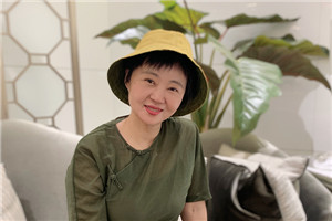童話：獲獎(jiǎng)作品《小翅膀》作者：周曉楓         獲獎(jiǎng)感言　　此前我只寫散文，直到創(chuàng)作自己的第一個(gè)童話《小翅膀》——我偶然而意外地，從散文寫作者瞬間變成了兒童文學(xué)作家。這個(gè)過程，迅速得連我自己都覺得陌生和詫異。更讓我驚喜的是《小翅膀》受到的鼓勵(lì)，謝謝那些支持我的讀者們。