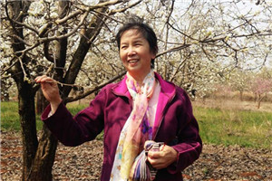 散文：獲獎(jiǎng)作品《好想長(zhǎng)成一棵樹》作者：湘女         獲獎(jiǎng)感言　　我在湖南湘江邊出生，在云南紅河邊長(zhǎng)大。我生活的這個(gè)地方位于云南南部哀牢山區(qū)，全名叫“紅河哈尼族彝族自治州”。在我的成長(zhǎng)歷程中，所有對(duì)于生命、生活及至對(duì)于人生的啟迪，都源自這片自然純粹、萬(wàn)物有靈的土地。我在這里聆聽花開花落，在這里遙看日出日落；我在哀牢山間穿行，認(rèn)識(shí)著無邊無際的樹……