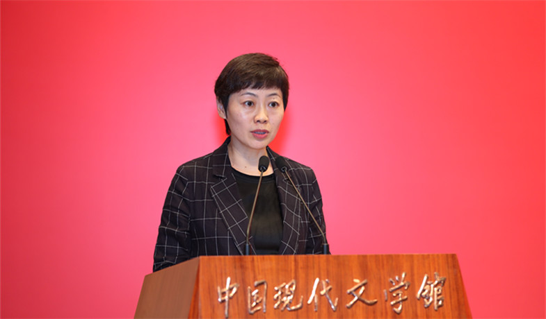 評(píng)委崔昕平宣讀獲獎(jiǎng)詩(shī)歌、幼兒文學(xué)作品授獎(jiǎng)辭