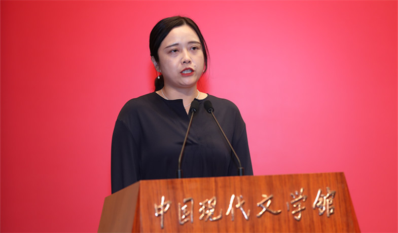 徐瑾代表散文、科幻文學(xué)、青年作者短篇佳作獎(jiǎng)獲獎(jiǎng)?wù)咧麓疝o