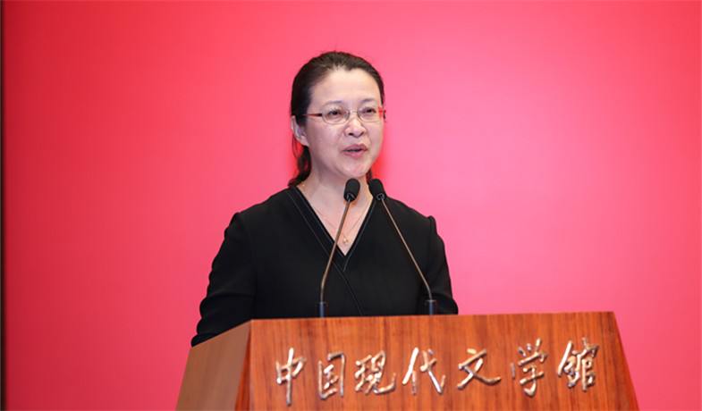 評(píng)委李利芳宣讀獲獎(jiǎng)散文、科幻文學(xué)、青年作者短篇佳作獎(jiǎng)作品授獎(jiǎng)辭