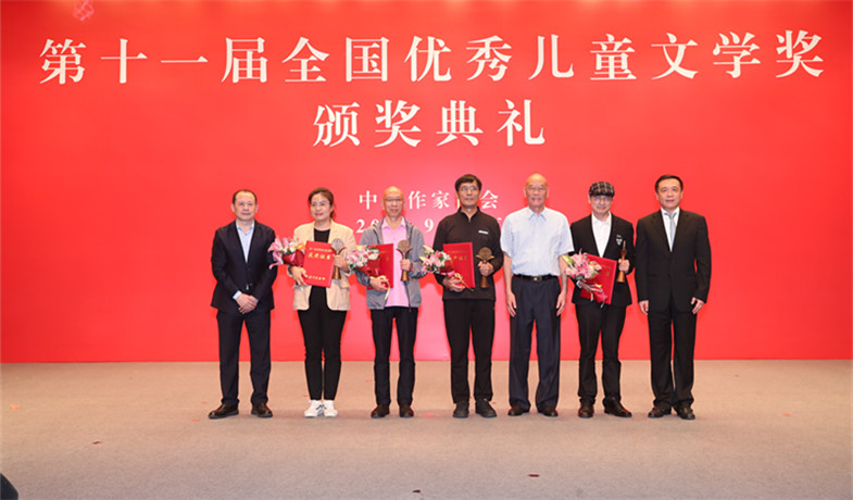 張宏森、海飛、朱自強(qiáng)為小說獲獎(jiǎng)作家頒獎(jiǎng)