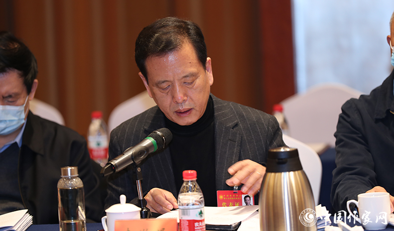 12月12日，中國作家協(xié)會第九屆主席團第九次會議在北京舉行。中國作協(xié)副主席李敬澤在會議上宣讀文件