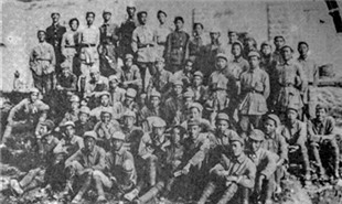 1942年，戰(zhàn)斗劇社全體在延安文化溝合影