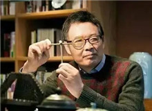 【麥　家】	季　進(jìn)丨《麥家：“講故事的人”》；	陳培浩丨《孤獨(dú)的辯證法和麥家的意義》。