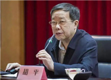 胡平：書寫歷史激流中的信仰之光　　小說故事緊扣讀者心弦。作者沒有一味追求懸念，而是以深沉冷靜的筆法從容敘述……[詳細(xì)]