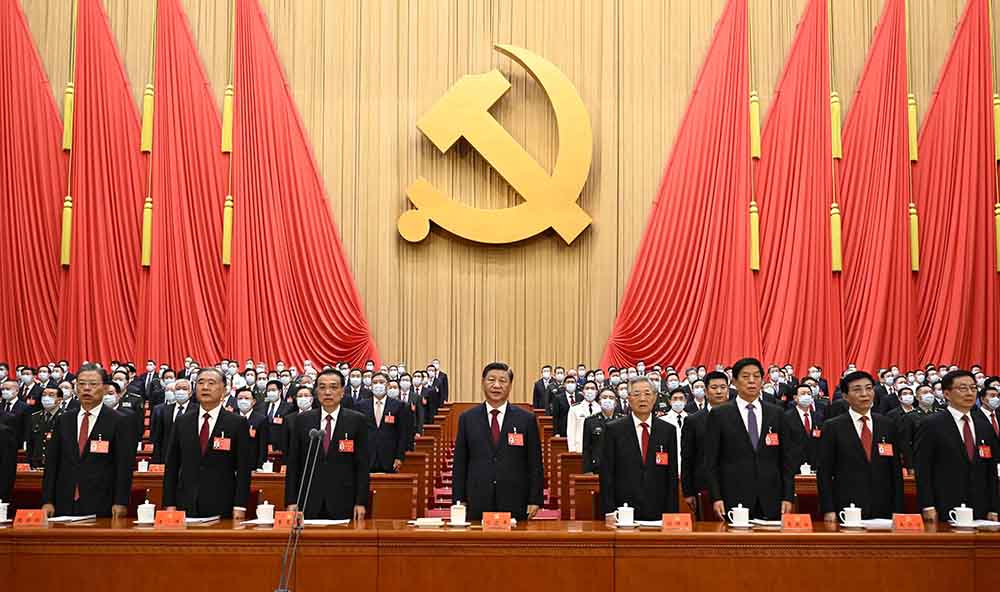 10月16日，中國(guó)共產(chǎn)黨第二十次全國(guó)代表大會(huì)在北京人民大會(huì)堂開(kāi)幕。這是習(xí)近平、李克強(qiáng)、栗戰(zhàn)書、汪洋、王滬寧、趙樂(lè)際、韓正、胡錦濤在主席臺(tái)上。