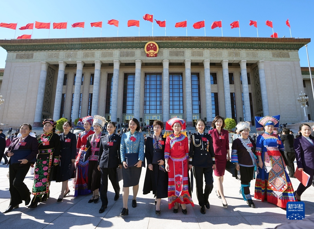 10月22日，中國(guó)共產(chǎn)黨第二十次全國(guó)代表大會(huì)閉幕會(huì)在北京人民大會(huì)堂舉行。這是閉幕會(huì)后，代表走出人民大會(huì)堂。