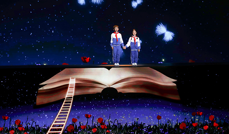 婁藝瀟、劉旖惟、李牧陽(yáng)表演《大山里的小詩(shī)人》
