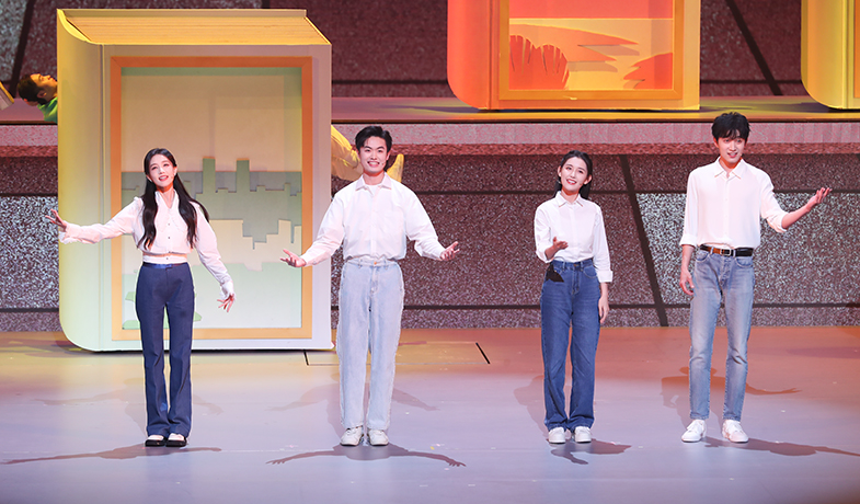 李一桐、張狄、蔣依依、范世錡表演情景歌舞《文學(xué)里的青春》