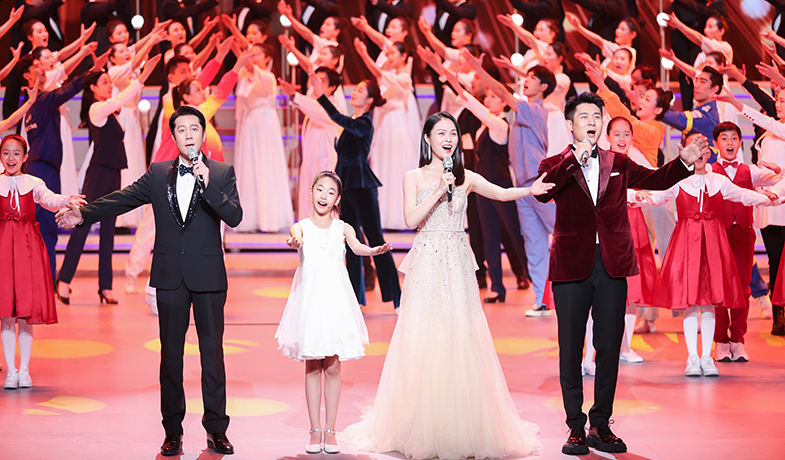 蔡國(guó)慶、龔爽、馬佳、田覓蜜演唱歌曲《新征程，我們一起遠(yuǎn)航》