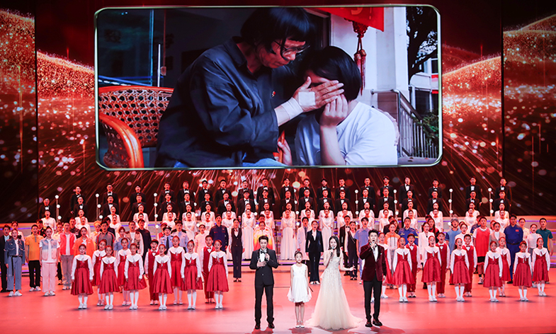 蔡國(guó)慶、龔爽、馬佳、田覓蜜演唱歌曲《新征程，我們一起遠(yuǎn)航》