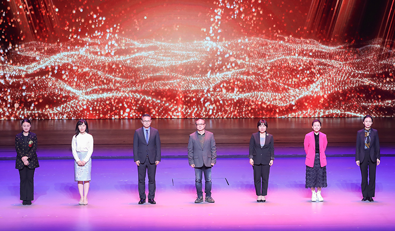 馬天牧、李亞梓、李偉長(zhǎng)、李黎、吳越、季亞婭、趙萍代表責(zé)任編輯們上臺(tái)