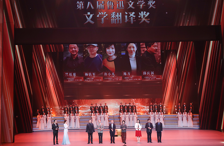 莫言、黃友義為獲獎(jiǎng)作家頒獎(jiǎng)