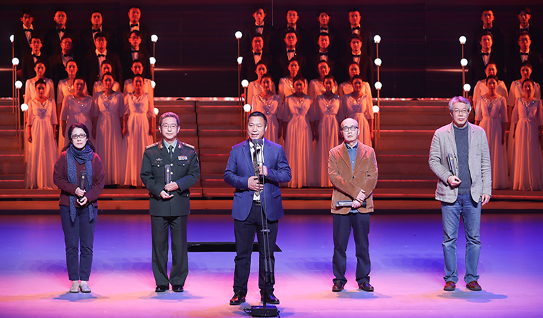 路也、劉笑偉、陳人杰、韓東、臧棣（從左至右）領(lǐng)取詩(shī)歌獎(jiǎng)