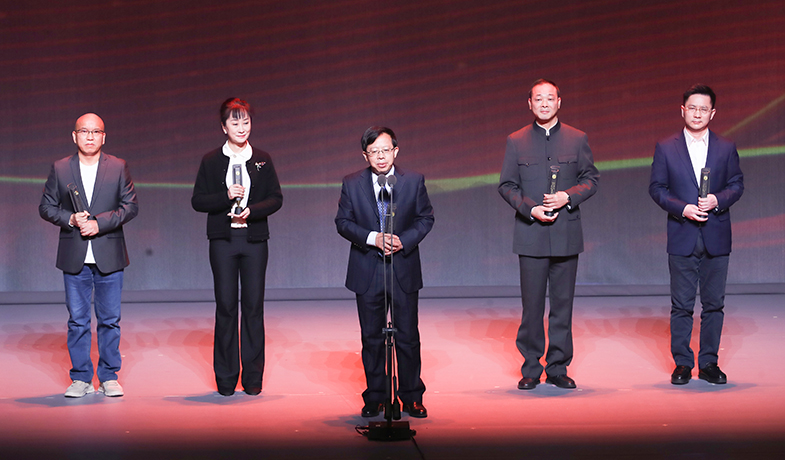 陳倉(cāng)、李舫、龐余亮、江子、沈念（從左至右）領(lǐng)取散文雜文獎(jiǎng)
