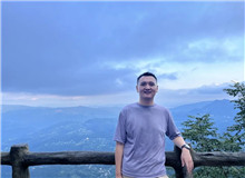 風(fēng)圣大鵬：寫接地氣的小說，方法也要接地氣如果說《山人行》是一個(gè)起點(diǎn)，《臥牛溝》就是一次在現(xiàn)實(shí)題材道路上我對(duì)自己的再度審視和突圍……[詳細(xì)]