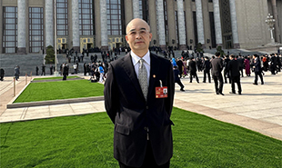 全國政協(xié)委員，中國作協(xié)黨組成員、副主席、書記處書記吳義勤