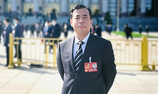 全國政協(xié)委員，中國作協(xié)主席團委員，遼寧省作協(xié)黨組書記、主席滕貞甫