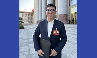 全國政協(xié)委員、中央戲劇學(xué)院院長郝戎　