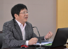 賀仲明：建構(gòu)以民間為中心的生命觀　　胡學(xué)文創(chuàng)造性地選取“傘狀結(jié)構(gòu)”，展開(kāi)宋莊長(zhǎng)達(dá)百余年的歷史畫卷。[詳細(xì)]