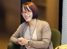 申霞艷：生如蟻而美如神　　胡學(xué)文出示的是當(dāng)代眼光，他正視并升華當(dāng)代生活經(jīng)驗(yàn)，大膽創(chuàng)造21世紀(jì)新傳統(tǒng)，這種傳統(tǒng)吸納過(guò)往，并與過(guò)往進(jìn)行激烈抗辯。[詳細(xì)]
