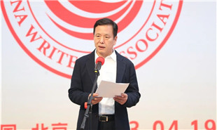 中國作協(xié)副主席、中國現(xiàn)代文學(xué)館館長李敬澤主持“作家朋友，歡迎回家——劇作家活動日”歡迎儀式