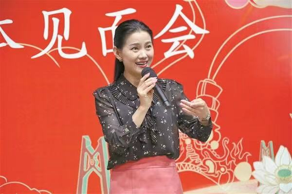鄭芳芳在終評(píng)演員媒體見(jiàn)面會(huì)上進(jìn)行表演。 記者 張浩亮 攝