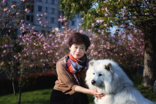  王妃，女，安徽桐城人，70年代生人，高校工作，中國作協(xié)會(huì)員。曾在《人民文學(xué)》《詩刊》等發(fā)表作品，獲得過一些獎(jiǎng)項(xiàng)。出版詩集《風(fēng)吹香》《我們不說愛已經(jīng)很久了》，散文集《中年的月亮》。