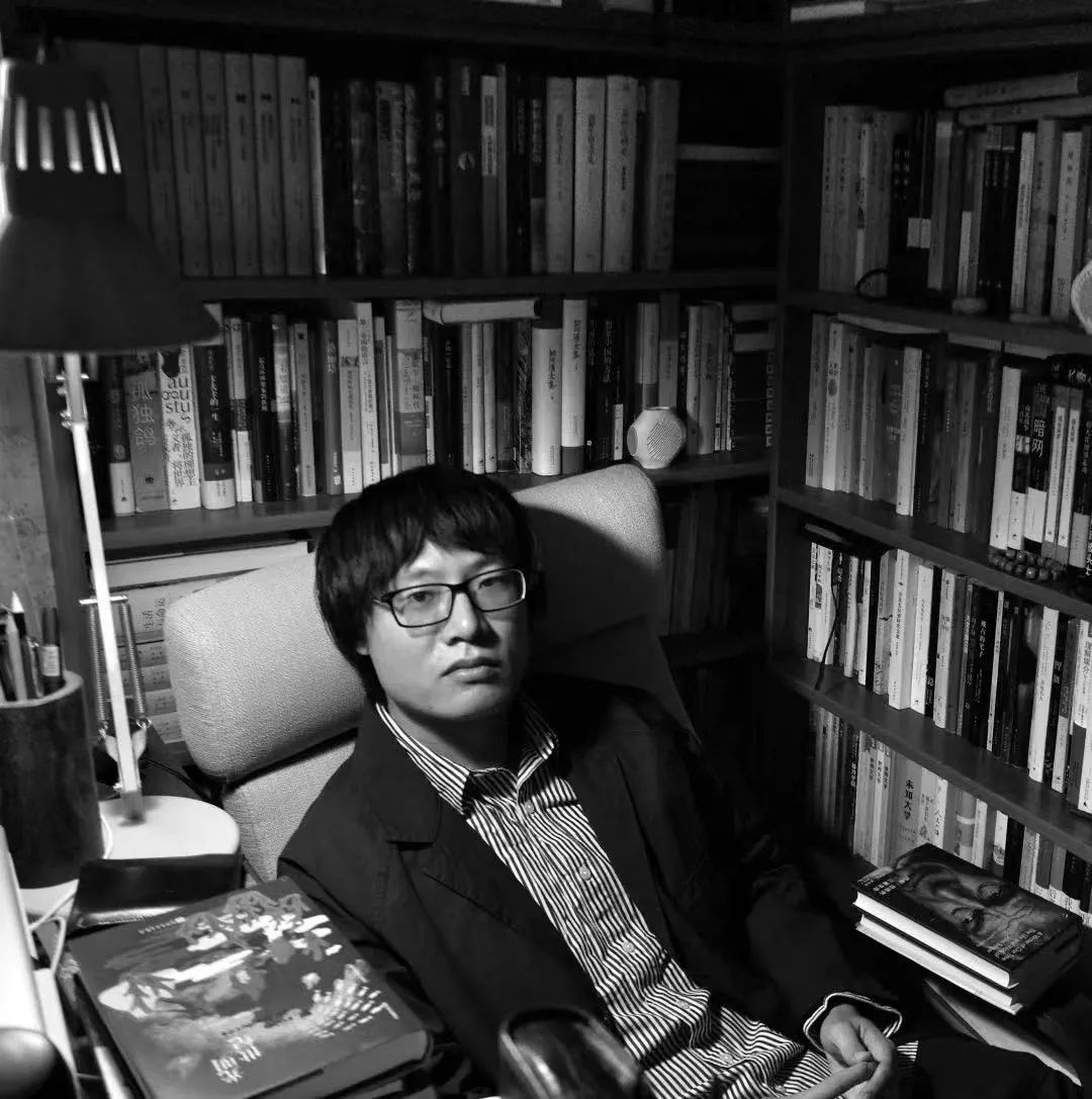 李晁，1986年生于湖南，現(xiàn)居貴陽(yáng)。2007年開(kāi)始發(fā)表小說(shuō)，曾獲《上海文學(xué)》新人獎(jiǎng)、《作家》金短篇獎(jiǎng)、華語(yǔ)青年作家獎(jiǎng)短篇小說(shuō)“雙子星”獎(jiǎng)等。