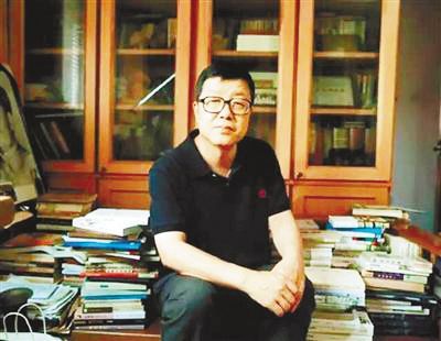 穆濤，《美文》雜志常務(wù)副主編，中國散文學(xué)會副會長，中國作家協(xié)會散文專業(yè)委員會委員，西北大學(xué)教授、博士研究生導(dǎo)師，陜西省文藝評論家協(xié)會副主席，享受國務(wù)院特殊津貼專家，陜西省有突出貢獻(xiàn)專家。著有散文集《俯仰由他》、《看左手》、《明日在往事中》（與賈平凹先生合作，賈平凹作畫，穆濤行文）、《先前的風(fēng)氣》、《中國人的大局觀》、《中國歷史的體溫》，隨筆集《肉眼看文壇》《放心集》《散文觀察》?！断惹暗娘L(fēng)氣》一書獲第六屆魯迅文學(xué)獎和“2014中國好書”獎。2017年獲全國五一勞動獎?wù)隆? /></p>
<p style=