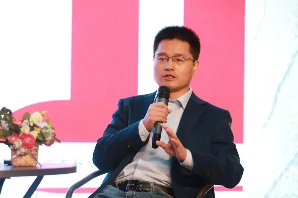 楊輝，陜西師范大學文學院教授、博士生導(dǎo)師。著有《“大文學史”視域下的賈平凹研究》《陳彥論》等。曾獲唐弢青年文學研究獎、中國當代文學研究優(yōu)秀成果獎、《中國現(xiàn)代文學研究叢刊》《中國當代文學研究》優(yōu)秀論文獎。兼任中國現(xiàn)代文學館特邀研究員、中國當代文學研究會理事、中國文藝評論家協(xié)會理事、中國小說學會理事。