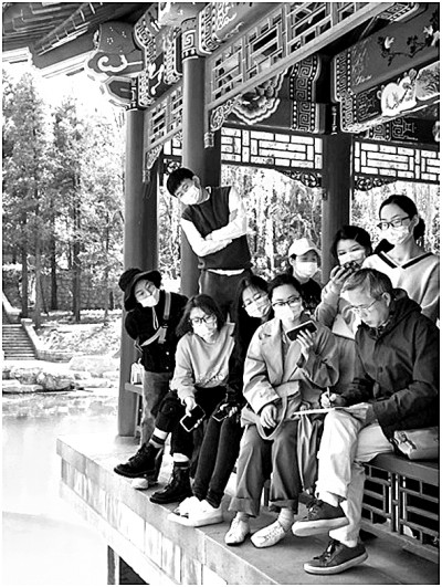 吳冠英（前排右一）在給學(xué)生上課。圖片由作者提供