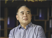 王躍文：我用老百姓的語(yǔ)言寫(xiě)老百姓的生活　　我的文學(xué)語(yǔ)言的來(lái)處，一個(gè)就是我們自己的本民族的文學(xué)經(jīng)典，再就是當(dāng)?shù)乩习傩盏恼Z(yǔ)言……[詳細(xì)]