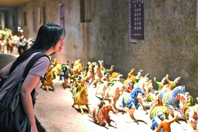 游客在河南洛陽(yáng)朝陽(yáng)鎮(zhèn)南石山村的唐三彩作品陳列展示館內(nèi)參觀。新華社發(fā)