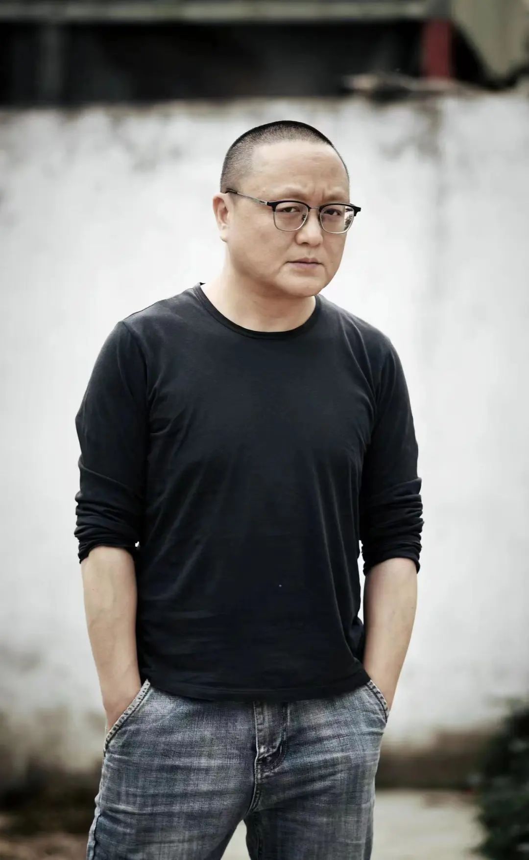 曹寇，1977年生，南京人。出版有中短篇小說集《金鏈漢子之歌》《鴨鎮(zhèn)往事》等十余部，長篇一部，另有隨筆、電影和其他作品若干。