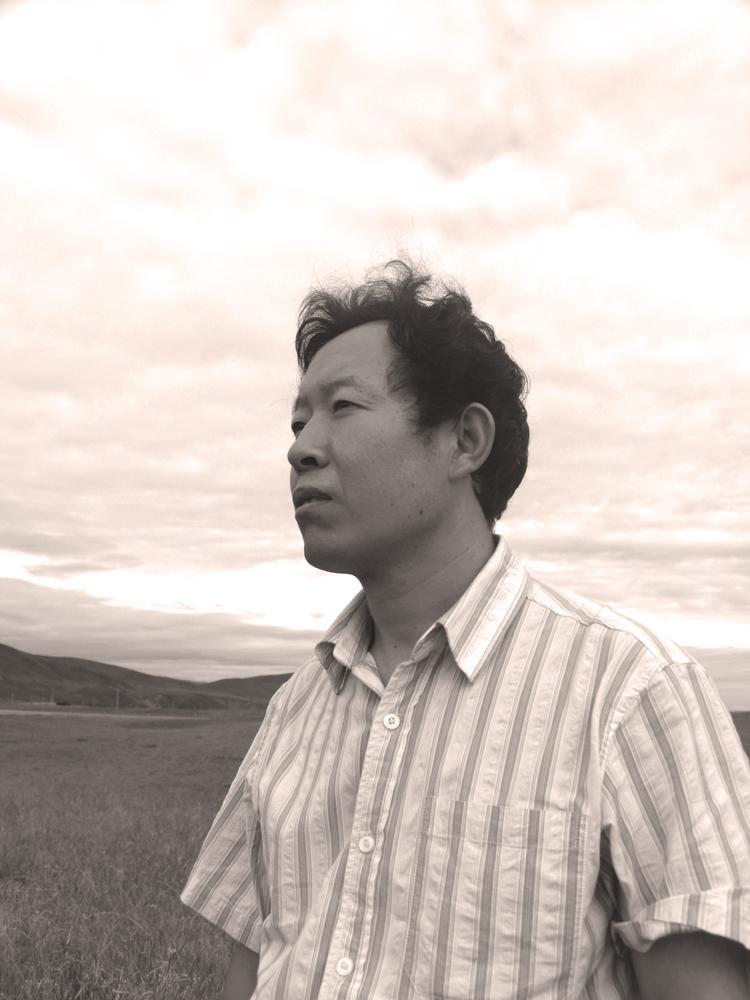 汪渺，一級(jí)文學(xué)創(chuàng)作、中國作家協(xié)會(huì)會(huì)員、天水市作家協(xié)會(huì)主席、天水市藝術(shù)研究院院長。在《十月》《飛天》《詩選刊》等發(fā)表百余首詩歌。長篇小說《雪夢(mèng)》被《十月》推出，獲第三屆甘肅省黃河文學(xué)獎(jiǎng)；長詩《創(chuàng)世紀(jì)》獲第二屆《飛天》十年文學(xué)獎(jiǎng)；散文《詩人老鄉(xiāng)》獲全國孫犁散文一等獎(jiǎng)；萬行長詩《白馬史詩》獲第五屆中國長詩獎(jiǎng)、甘肅省第十屆敦煌文藝獎(jiǎng)、第二屆大巴山文藝推優(yōu)工程優(yōu)秀詩歌獎(jiǎng)。