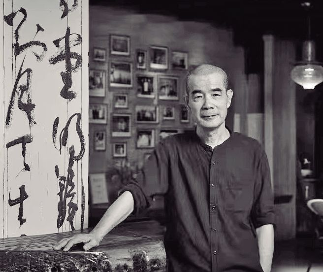 楊爭(zhēng)光：陜西乾縣人，1982年畢業(yè)于山東大學(xué)中文系。深圳市文聯(lián)原副主席，深圳市作家協(xié)會(huì)副主席、影視家協(xié)會(huì)副主席。長(zhǎng)期從事詩(shī)歌、小說(shuō)、影視劇寫(xiě)作。著有長(zhǎng)篇小說(shuō)《少年張沖六章》《我的歲月靜好》等，中短篇小說(shuō)集《黃塵》《黑風(fēng)景》《賭徒》《老旦是一棵樹(shù)》《公羊串門》《鬼地上的月光》《驢隊(duì)來(lái)到奉先畤》《棺材鋪》等。作品曾獲莊重文文學(xué)獎(jiǎng)、夏衍電影文學(xué)獎(jiǎng)、人民文學(xué)獎(jiǎng)等。作品被翻譯成多國(guó)文字在國(guó)外出版。      電影《雙旗鎮(zhèn)刀客》獲日本夕張?bào)@險(xiǎn)與幻想國(guó)際電影節(jié)大獎(jiǎng)；西柏林國(guó)際電影節(jié)新評(píng)論獎(jiǎng)；香港十佳電影等；《五魁》獲鹿特丹國(guó)際電影節(jié)觀眾最佳選票獎(jiǎng)；《雜嘴子》獲威尼斯電影節(jié)國(guó)會(huì)議員獎(jiǎng)；《黃沙青草紅太陽(yáng)》獲布拉格國(guó)際電影節(jié)大獎(jiǎng)；《How HarryBecameaTree》（根據(jù)《老旦是一棵樹(shù)》改編），2000年法國(guó)/意大利/愛(ài)爾蘭聯(lián)合出品。電視劇《水滸傳》獲中國(guó)電視劇“飛天獎(jiǎng)”、金鷹獎(jiǎng)；《激情燃燒的歲月》總策劃，獲中國(guó)電視劇“飛天獎(jiǎng)”、金鷹獎(jiǎng)等。      楊爭(zhēng)光的最新長(zhǎng)篇小說(shuō)《我的歲月靜好》入選2022年中國(guó)作家協(xié)會(huì)重點(diǎn)作品扶持項(xiàng)目，并榮獲第九屆“深圳十大佳著”，這是2012年以來(lái)，楊爭(zhēng)光唯一一部新作，也是自《少年張沖六章》之后的唯一一部長(zhǎng)篇小說(shuō)?！段业臍q月靜好》一經(jīng)出版，好評(píng)如潮。