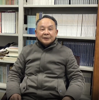 陳文新，教育部“長江學(xué)者”特聘教授，國家社科基金重大招標(biāo)項目首席專家，教育部重點教材《中國古代文學(xué)史》首席專家，兼任中華炎黃文化研究會科舉研究分會主席團(tuán)主席。現(xiàn)為武漢大學(xué)文學(xué)院教授委員會主席、中國傳統(tǒng)文化研究中心學(xué)術(shù)委員會主任。主編有十八卷本《中國文學(xué)編年史》、《歷代科舉文獻(xiàn)整理與研究叢刊》等。著有《中國文學(xué)流派意識的發(fā)生和發(fā)展》《明代文學(xué)與科舉文化生態(tài)》《傳統(tǒng)小說與小說傳統(tǒng)》《中國文化中的小說傳統(tǒng)》等。