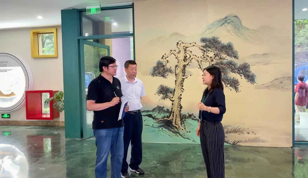 “中國一日”大型文學實踐活動走進南京“世界文學客廳”。（左起：作家曹峰峻、省作協(xié)聯(lián)絡部潘劍、文學客廳專職文史宣傳員萬梓葉）