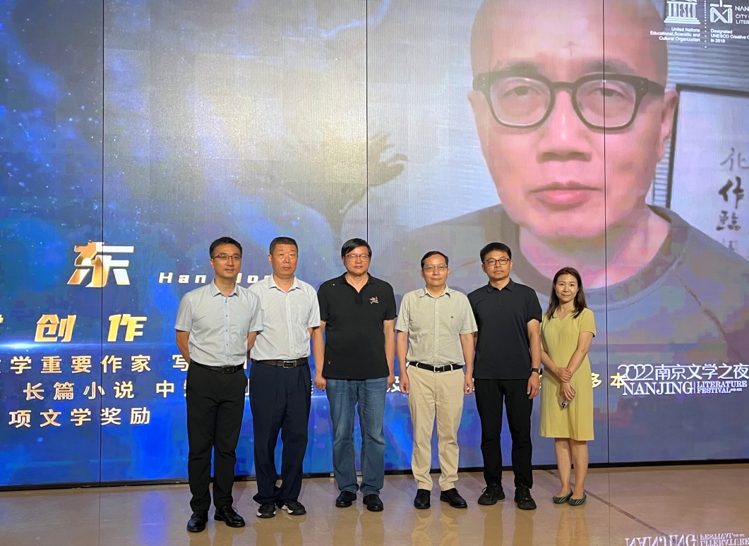 合影留念（右起：向南星、匡軍、聞一武、曹峰峻、潘劍、陳恒?。?></p> 
 <p style=
