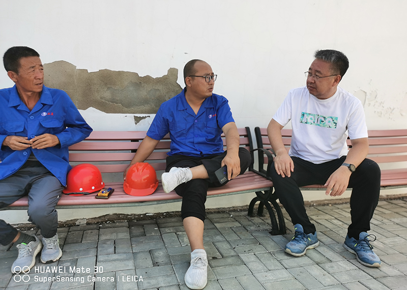 作家李子勝（右一）與鹽業(yè)風(fēng)情園內(nèi)鹽工師傅座談，了解現(xiàn)代制鹽工藝