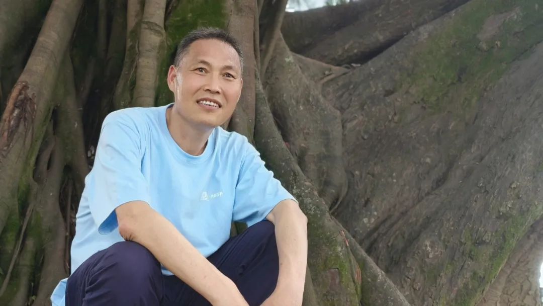 陳年喜，生于一九七〇年，陜西省丹鳳縣人。高中畢業(yè)后曾從事礦山爆破工作十六年，期間堅持在空炸藥箱上、在巖石上、在床鋪上記錄驚心動魄的井下人生。二〇一五年因頸椎受損離開爆破崗位，后在貴州旅游公司從事文案工作，又到北京皮村的工友之家做義工。二〇二〇年因確診患塵肺病，離職回鄉(xiāng)休養(yǎng)。已出版《微塵》《炸裂志》《活著就是沖天一喊》等著作，獲第一屆桂冠工人詩人獎，入選《南方人物周刊》“2021魅力人物·100張中國臉”評選。