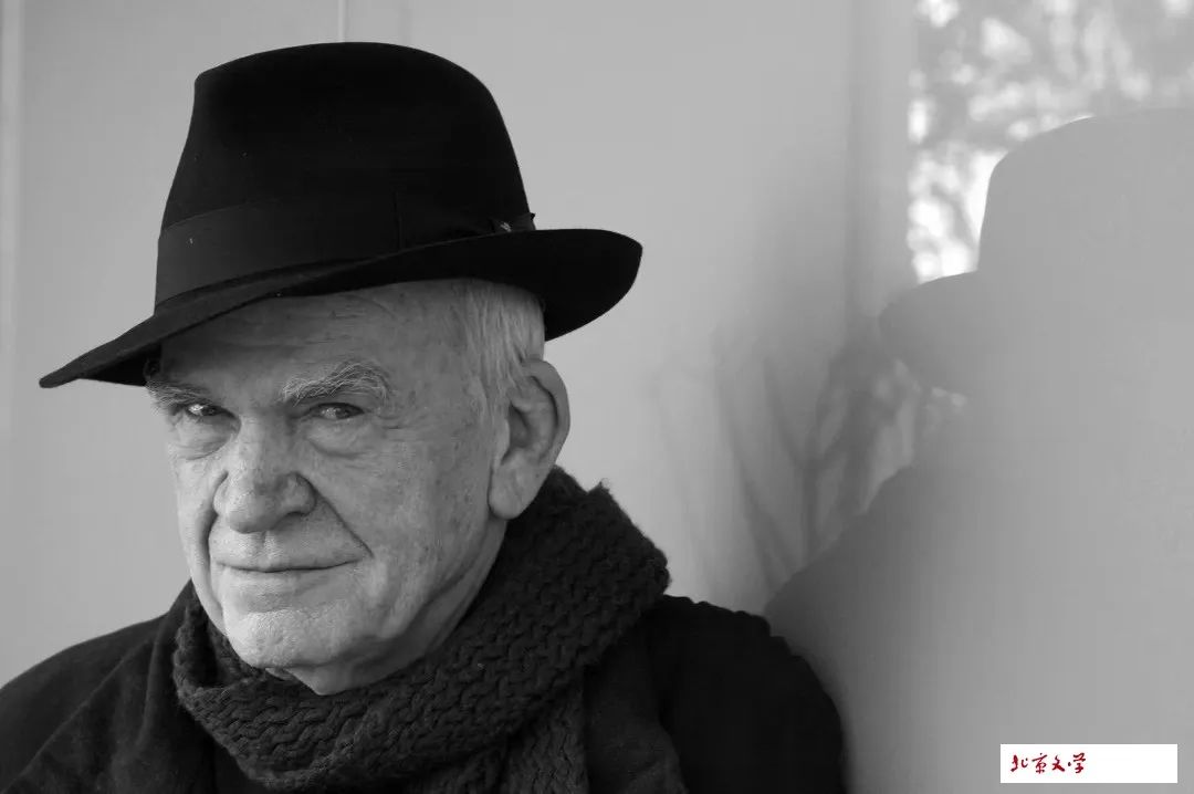 米蘭·昆德拉（捷克語(yǔ)：Milan Kundera，1929年4月1日—2023年7月12日）是捷克裔法國(guó)籍作家，出生于捷克斯洛伐克的布爾諾。1975年流亡法國(guó)，1981年歸化為法國(guó)公民。2019年重獲捷克公民身份。他在近年接受采訪的時(shí)候稱自己為法國(guó)作家，認(rèn)為自己的作品應(yīng)歸類為法國(guó)文學(xué)。其作品有長(zhǎng)篇小說(shuō)《玩笑》《生活在別處》《告別圓舞曲》《笑忘錄》《不能承受的生命之輕》和《不朽》，以及短篇小說(shuō)集《好笑的愛(ài)》是以作者母語(yǔ)捷克文寫成。而他的長(zhǎng)篇小說(shuō)《慢》《身份》和《無(wú)知》，隨筆集《小說(shuō)的藝術(shù)》《被背叛的遺囑》《帷幕》以及新作《相遇》則是以法文寫成?！堆趴撕退闹魅恕废底髡邞騽〈碜鳌?020年9月20日，獲得卡夫卡文學(xué)獎(jiǎng)。
