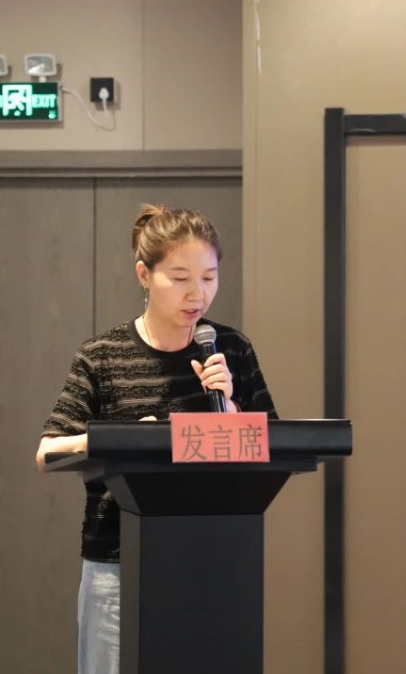 內(nèi)蒙古翻譯家協(xié)會副秘書長趙朝霞傳達(dá)了內(nèi)蒙古文聯(lián)第九次代表大會會議精神。