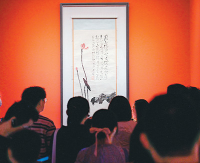 　觀眾在展覽上欣賞名家名作。 　　北京民生現(xiàn)代美術(shù)館供圖