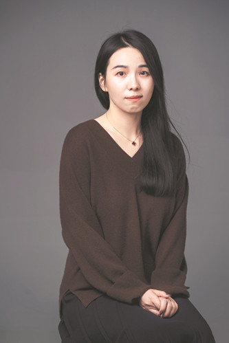 朱婧，文學博士，早稻田大學訪問學者，南京師范大學文學院副教授，碩士生導師，哥廷根大學“文化接觸——作家駐留”項目作家。出版有小說集《譬若檐滴》《貓選中的人》等。獲江蘇省第七屆紫金山文學獎。
