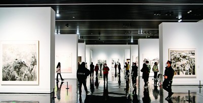 7月20日，參觀者走過(guò)動(dòng)畫(huà)周戶(hù)外主題裝置。當(dāng)日，首屆中國(guó)（北京）動(dòng)畫(huà)周在北京開(kāi)幕 中新社記者 田雨昊 攝 
