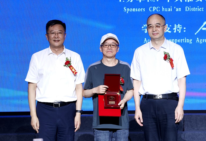 中國作家協(xié)會(huì)黨組成員、副主席、書記處書記吳義勤，中共淮安市委常委、宣傳部部長李森為葉舟頒獎(jiǎng)